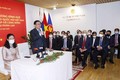 越南国会主席 王廷惠看望越南驻芬兰大使馆工作人员和会见旅芬越南人代表