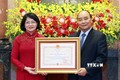 越南国家主席向原国家副主席邓氏玉盛授予一等独立勋章