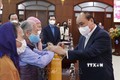 越南国家主席阮春福向岘港贫困家庭送上春节礼物