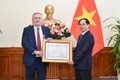 越南向匈牙利驻越大使奥里·恰巴颁发友谊勋章