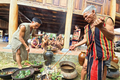 巫师和布娄族乡贤举行水稻点播祭祀仪式。图自越通社