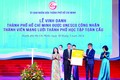 联合国教科文组织向胡志明市颁发“全球学习型城市网络成员证书”。图自越通社