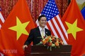 越南驻美国大使何金玉与美国众议员卡斯特罗通电话