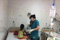 Bệnh nhân trong vụ ngộ độc sắn được điều trị tại Bệnh viện đa khoa vùng Tây Nguyên. Ảnh: TTXVN