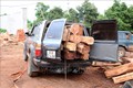 Xe chở hàng chục lóng gỗ lậu. Ảnh: Quang Thái- TTXVN