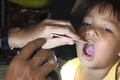 Cơ quan y tế huyện Bù Đăng triển khai đội ngũ y bác sĩ kiểm tra sức khỏe, tiêm vắc xin cho những người tiếp xúc gần với bệnh nhân bạch hầu. Ảnh: TTXVN