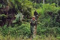 Chiến sỹ đồn Biên phòng Mường Pồn tuần tra trên một lối mòn. Ảnh: Phan Tuấn Anh - TTXVN