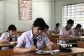 Học sinh có hoàn cảnh khó khăn Trường THPT Vĩnh Long được nhà trường hỗ trợ cơm trưa trong thời gian ôn thi. Ảnh: Lê Thúy Hằng-TTXVN