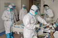 Nhân viên y tế điều trị cho bệnh nhân COVID-19 tại bệnh viện ở Vũ Hán, tỉnh Hồ Bắc, Trung Quốc ngày 6/3/2020. Ảnh: THX/ TTXVN