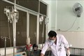 Bệnh nhân Đào Thị Mỹ Lệ được các bác sỹ Bệnh viện Đa khoa tỉnh Kon Tum thăm khám, tiếp tục theo dõi sức khỏe sau phẫu thuật. Ảnh: Cao Nguyên - TTXVN