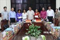 Đoàn công tác tặng quà cho các hộ Khmer thuộc gia đình chính sách, hộ khó khăn. Ảnh: Thanh Hòa - TTXVN