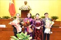 Chủ tịch Quốc hội Nguyễn Thị Kim Ngân tặng hoa chúc mừng Bộ trưởng Bộ Y tế, Bộ trưởng Bộ Khoa học và Công nghệ và Thống đốc Ngân hàng Nhà nước Việt Nam vừa được Quốc hội phê chuẩn. Ảnh: Trọng Đức - TTXVN