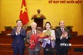 Chủ tịch Quốc hội Vương Đình Huệ và các đồng chí lãnh đạo Đảng, Nhà nước tặng hoa đồng chí Nguyễn Phú Trọng. Ảnh: Trí Dũng - TTXVN