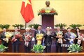 Chủ tịch Quốc hội Vương Đình Huệ tặng hoa Phó Chủ tịch nước Đặng Thị Ngọc Thịnh và một số ủy viên Ủy ban Thường vụ Quốc hội vừa được miễm nhiệm. Ảnh: Trọng Đức - TTXVN