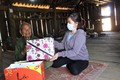 Cán bộ BHXH huyện Kon Plông đến thăm và tặng quà ông A Thiêng. Ảnh: thanhtra.com.vn
