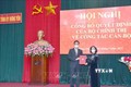 Bà Trương Thị Mai, Ủy viên Bộ Chính trị, Bí thư Trung ương Đảng, Trưởng Ban Tổ chức Trung ương trao quyết định cho ông Nguyễn Hữu Nghĩa. Ảnh: Đinh Tuấn - TTXVN