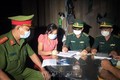 Lực lượng Đồn Biên phòng Hồ Le và Công an xã Ia Dal, huyện Ia H’Drai (Kom Tum) tuyên truyền, vận động người dân ký cam kết thực hiện các biện pháp phòng dịch COVID-19 và xuất, nhập cảnh trái phép. Ảnh: Khoa Chương - TTXVN
