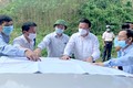 Phó Chủ tịch UBND tỉnh Nguyễn Mạnh Tuấn kiểm tra công trình di dân thôn Ngòi Cái, xã Tiến Bộ. Ảnh: tuyenquang.gov.vn