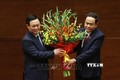 Phó Chủ tịch Thường trực Quốc hội khóa XIV Trần Thanh Mẫn tặng hoa chúc mừng Chủ tịch Quốc hội Vương Đình Huệ. Ảnh: Dương Giang-TTXVN