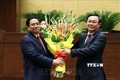 Chủ tịch Quốc hội Vương Đình Huệ tặng hoa chúc mừng Thủ tướng Phạm Minh Chính. Ảnh: Dương Giang - TTXVN
