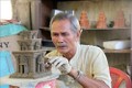 Ông Lâm Hùng Sổi là một trong số ít nghệ nhân làm gốm mỹ nghệ ở làng gốm Bình Đức. Ảnh: Nguyễn Thanh – TTXVN