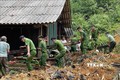 Công an huyện Na Hang (Tuyên Quang) hỗ trợ người dân thôn Khau Phiêng khắc phục hậu quả do mưa lũ. Ảnh: Nam Sương - TTXVN