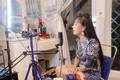Nghệ sĩ Hà Như biểu diễn ca cổ tại nhà. Ảnh: nld.com.vn