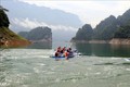 Đua thuyền Kayak trên hồ thủy điện Tuyên Quang. Ảnh: Quang Đán - TTXVN