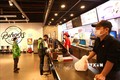 Các cửa hàng ăn, uống trong TTTM BigC Thăng Long yêu cầu khách hàng đứng giãn cách và chỉ bán hàng mang về. Ảnh: Hoàng Hiếu – TTXVN