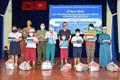 Trao tặng máy tính bảng hỗ trợ học sinh dân tộc thiểu số gặp khó khăn ở Thành phố Hồ Chí Minh 