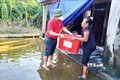 Hội Chữ thập đỏ tỉnh Quảng Bình trao tặng thùng hàng gia đình cho hộ dân bị ảnh hưởng tại rốn lũ xã Tân Ninh, huyện Quảng Ninh, tỉnh Quảng Bình. Ảnh: Võ Dung -TTXVN