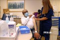 Nhân viên y tế tiêm vaccine phòng COVID-19 của hãng Pfizer-BioNTech cho người dân tại Tel Aviv, Israel, ngày 12/7/2021. Ảnh: AFP/ TTXVN