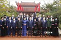 Chủ tịch Quốc hội Vương Đình Huệ chụp ảnh chung với các đại biểu tại Nhà tưởng niệm Chủ tịch Hồ Chí Minh tại An toàn khu Định Hóa. Ảnh: Doãn Tấn - TTXVN
