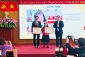 Trao giải cho các thí sinh xuất sắc trong cuộc thi ảnh "Khoảnh khắc cùng sách". Ảnh: hanoimoi.com.vn