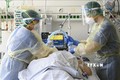 Nhân viên y tế điều trị cho bệnh nhân COVID-19 tại bệnh viện ở Stuttgart, miền nam nước Đức, ngày 24/3/2021. Ảnh: AFP/ TTXVN