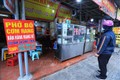 Khách chờ mua hàng mang về trên phố Đội Cấn, quận Ba Đình. Ảnh: Tuấn Anh - TTXVN