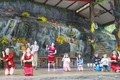 Du khách người Nga hòa mình trải nghiệm các điệu nhạc truyền thống dân tộc Việt Nam trong chương trình biểu diễn nghệ thuật truyền thống trong hành trình tour. Ảnh: Phan Sáu - TTXVN