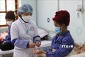 Bác sỹ Bệnh viện Phổi Lạng Sơn chăm sóc, cấp thuốc cho bệnh nhân nhiễm lao. Ảnh: Quang Duy - TTXVN