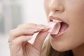 Kẹo cao su giúp ngăn ngừa nguy cơ lây nhiễm virus SARS-CoV-2 