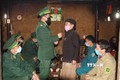 Lực lượng biên phòng Đồn biên phòng Đồng Văn, tuyên truyền hướng dẫn người dân sử dụng khẩu trang đúng cách để phòng, chống dịch COVID-19. Ảnh: TTXVN