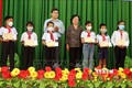 Trao học bổng Vừ A Dính cho học sinh có hoàn cảnh khó khăn tại Kiên Giang