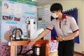 Em Đào Huỳnh Duy An giới thiệu máy hút dịch chanh dây bán tự động. Ảnh: Tuấn Anh – TTXVN