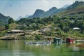 Những bản làng của người dân tộc thiểu số sống định cư bên lòng hồ. Ảnh: Xuân Tư – TTXVN