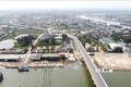 Tuyến đường ven biển chạy qua huyện Triệu Phong (Quảng Trị) được nâng cấp, mở rộng tạo thuận lợi cho giao thương. Ảnh: Nguyên Lý - TTXVN