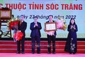 Thủ tướng Phạm Minh Chính trao Quyết định công bố thành phố Sóc Trăng là đô thị loại II trực thuộc tỉnh Sóc Trăng. Ảnh: Dương Giang-TTXVN