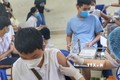 Nhân viên y tế phường Minh Khai (Hà Nội) tiêm mũi nhắc lại cho các em học sinh trường THCS Hà Huy Tập. Ảnh: Tuấn Đức - TTXVN