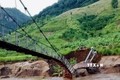 Cầu treo dân sinh tại bản Mệt Sai, xã Sặp Vạt, huyện Yên Châu, tỉnh Sơn La bị sập trụ cầu. Ảnh: TTXVN