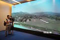 Người dân trải nghiệm du lịch Đà Nẵng từ ứng dụng “Một chạm đến Đà Nẵng” trên công nghệ VR360 tại chương trình. Ảnh: Trần Lê Lâm - TTXVN