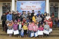 Trao quà cho các em học sinh Tiểu học Nậm Chày, huyện Văn Bàn. Ảnh: Trần Việt - TTXVN