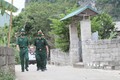 Cán bộ chiến sỹ Đồn Biên phòng Tân Thanh (Lạng Sơn) xuống thôn bản làm công tác dân vận. Ảnh: Quang Duy - TTXVN